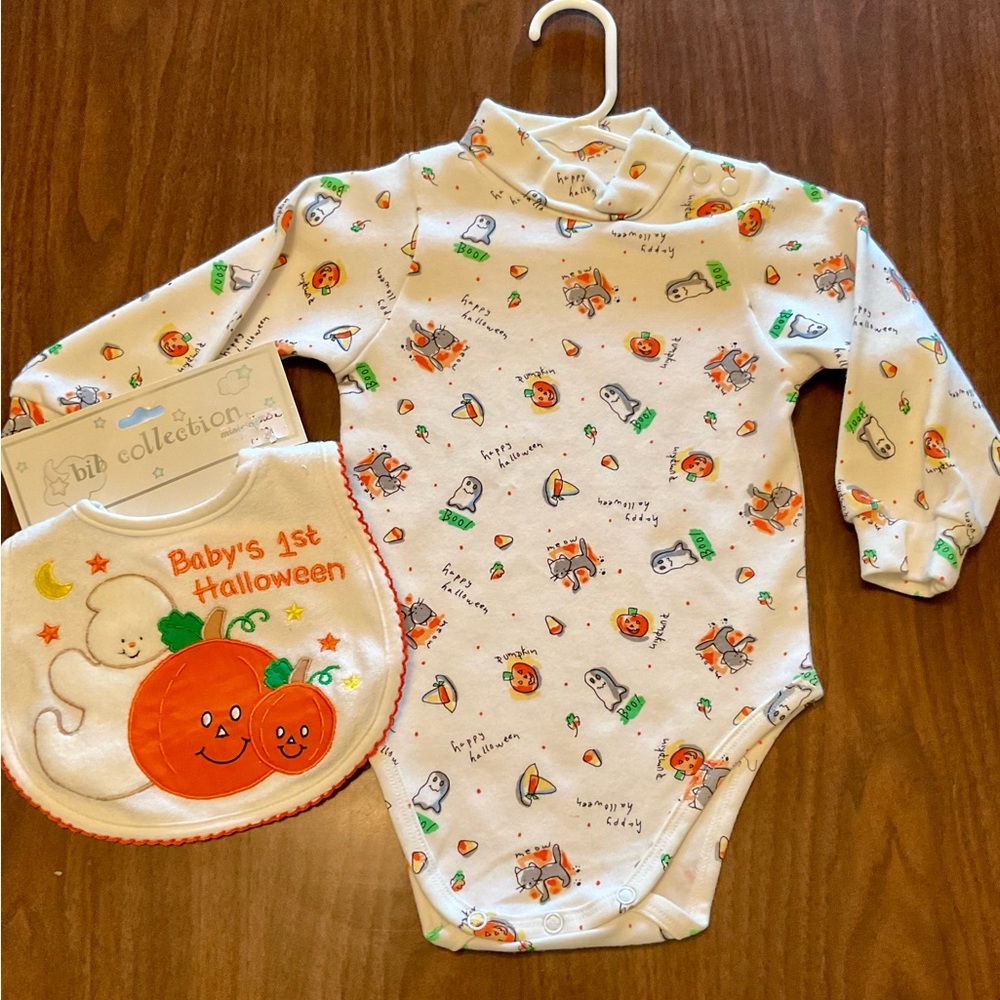 👻 🎃 12M Halloween onesie with matching baby’s first Halloween bib.